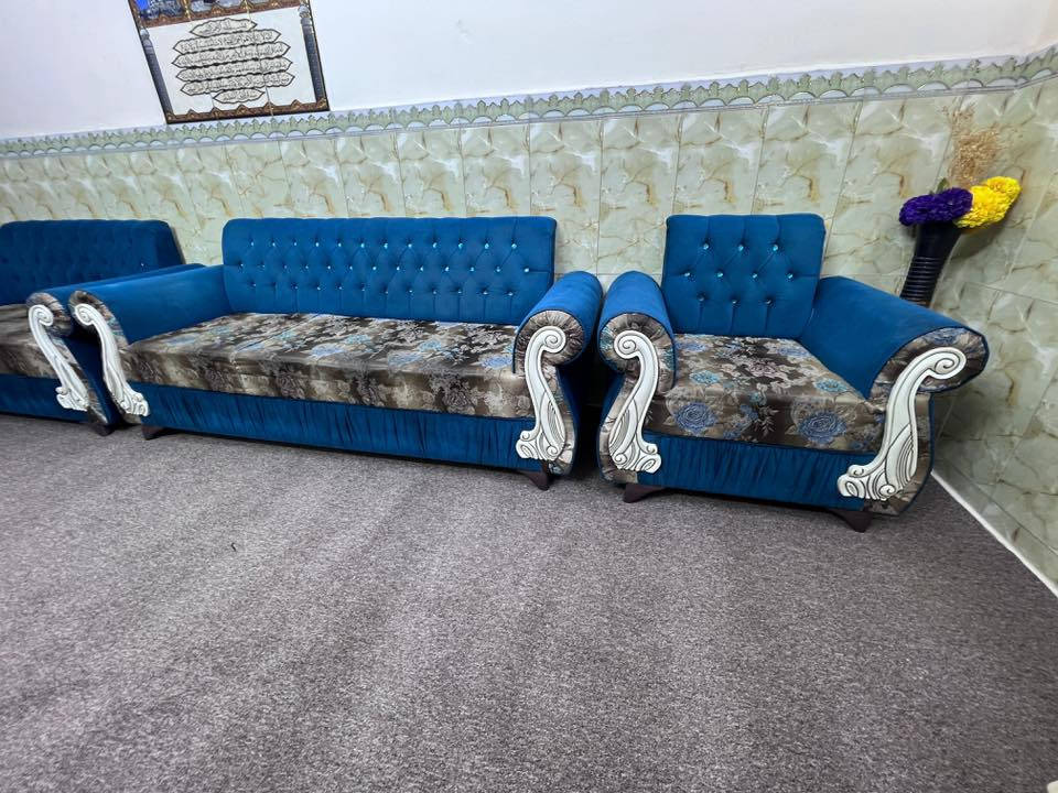 تخم 10 مقاعد نضيف جدا العنوان بغداد الحريه 
***********
