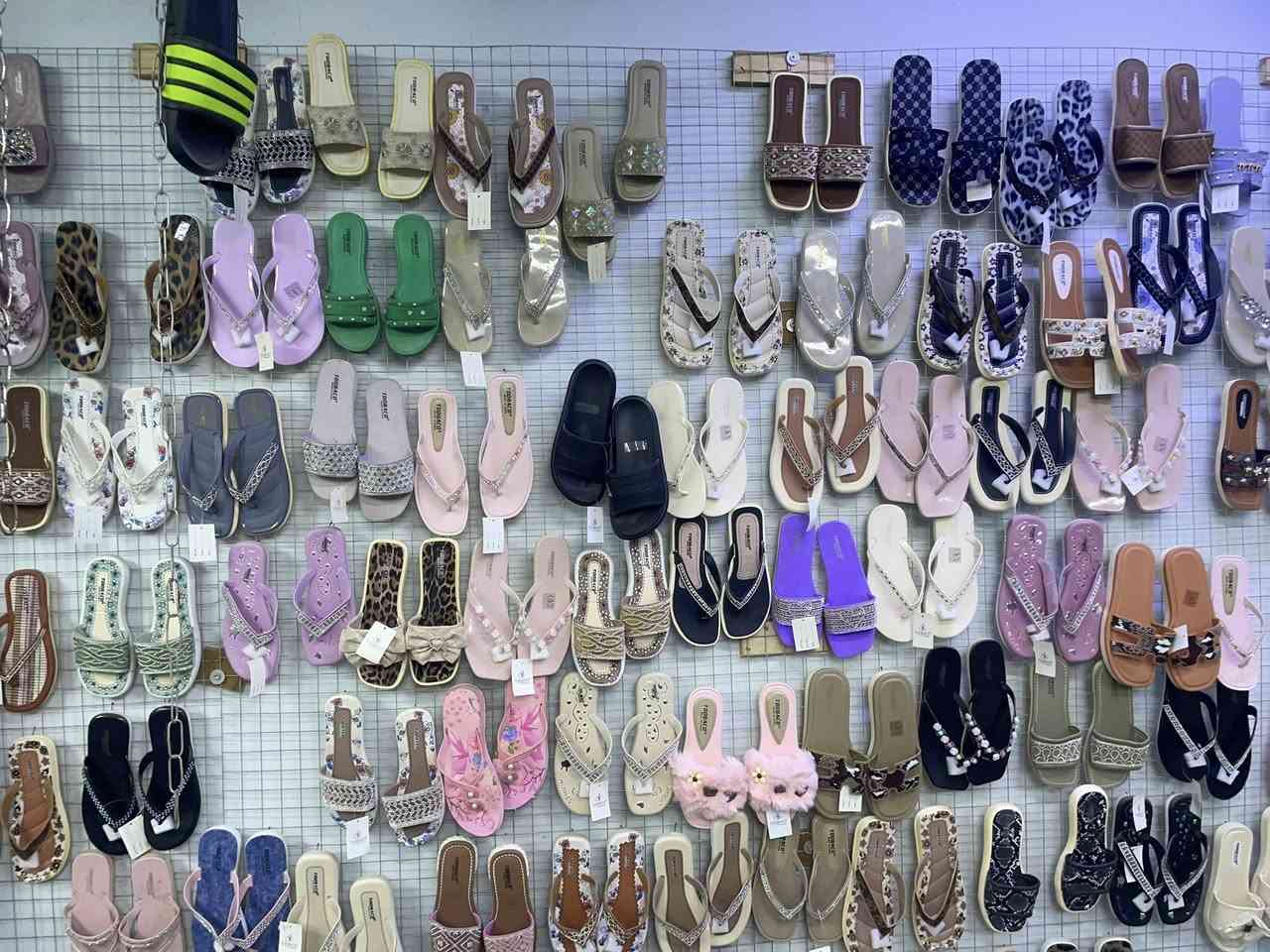 محل البيع 9 سلات 6 شبج زائد سليبرات رجالي شبابي نسائي طفال زائد رفوف ***********
