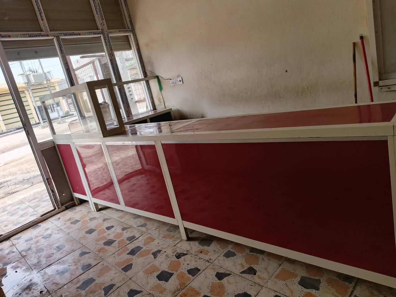 ميز كافتريا للبيع نضيف
اللون احمر علا موروني
السعر خاص 
الرقم  ‏‪***********‬‏
العنوان / حله/ سياحي
