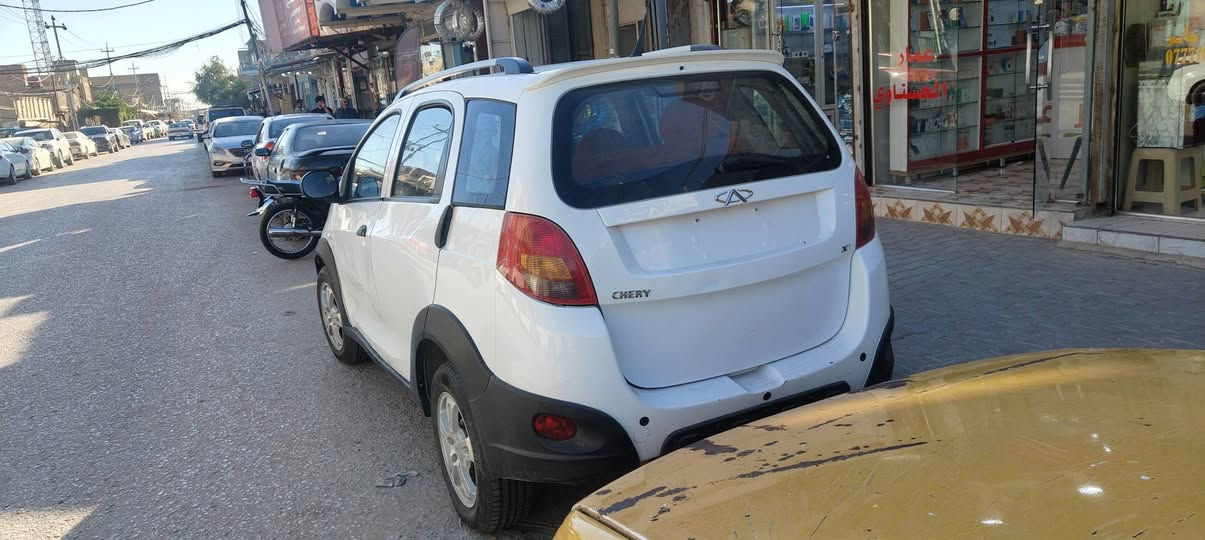 السلام عليكم عندي شيري x1 2014  لون ابيض تبريد ثلج تدفئه دواخل نضيف السياره بلاديه بيها دحجه باب السايق فقط والباقي شغال كله من طول لطول حداديه مسويها كلها تايرات جدد والسياره بدون غسل . علما السياره استلام شركه مامطلوبه ولا الف معامله كامله بيها بس لوحات ممستلميهن السيارة اصوليه يحتاج بس تسجيل اني مافارغ اركض بالمرور ملتزم بعمل باقي التفاصيل خاص مكانها نجف مشخاب ***********
