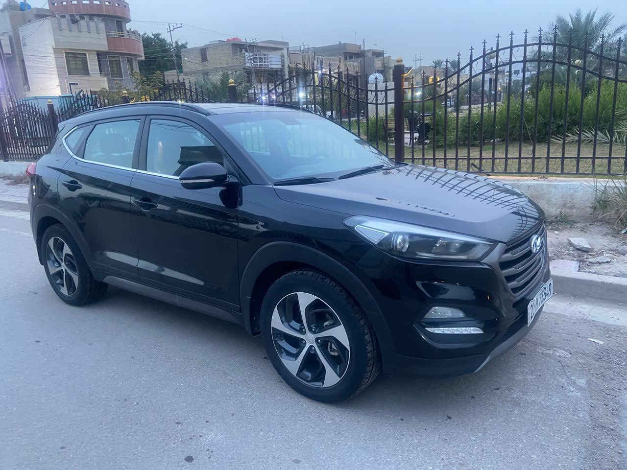 توسان خليجي موديل 17   فول موصفات بيه حادث فقط نصف الجاملغ الايسر بدون ايرباگ طقم تاير جديد صدر جديد امامي وخلفي لايتات عالي ناصي زنون اي نقص ما بيه بالعافية اللي تصير من نصبه مستعجل ع البيع 160 وبيه مجال ***********
