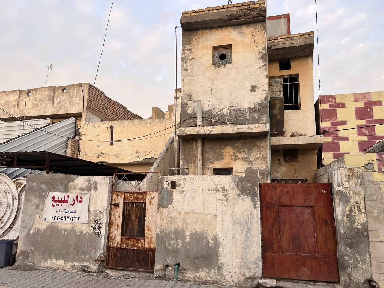 دار للبيع  
المساحة / ( ٢٠٠ م ) 
العنوان / ديالى / بعقوبة / الجاهزة فرع مدرسة بيروت الابتدائية 
للاستفسار / الاتصال ( *********** )
