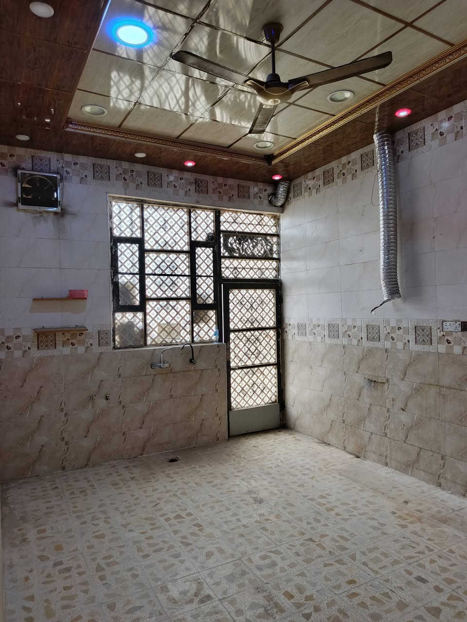 السلام عليكم ورحمة الله وبركاته 

***********
دار سكن للبيع المساحه 200 متر 

العنوان : البصرة ابي الخصيب حمدان ( المعاريف ) قريب مدينة الاندلس السكنيه 

جنس العقار : طابو زراعي عراقي سند 25

يحتوي البيت على غرفتين نوم او صاله او مطبخ او ديوان او صحيات خارجي او داخلي او گراج سيارة 
شارع 10 متر يبعد عن السايدين الفوك 300 متر للعلم⁉️ البيت على شارع تبليط مباشر منطقة سكنية هادئه تتوفر كافة الخدمات ماء مجاري كهرباء تبليط انترنيت ضوئي سوك قريب مستوصف قريب مدارس اهلية حكومية

السعر : 78 مليون او بي مجال
للاستفسار ***********
