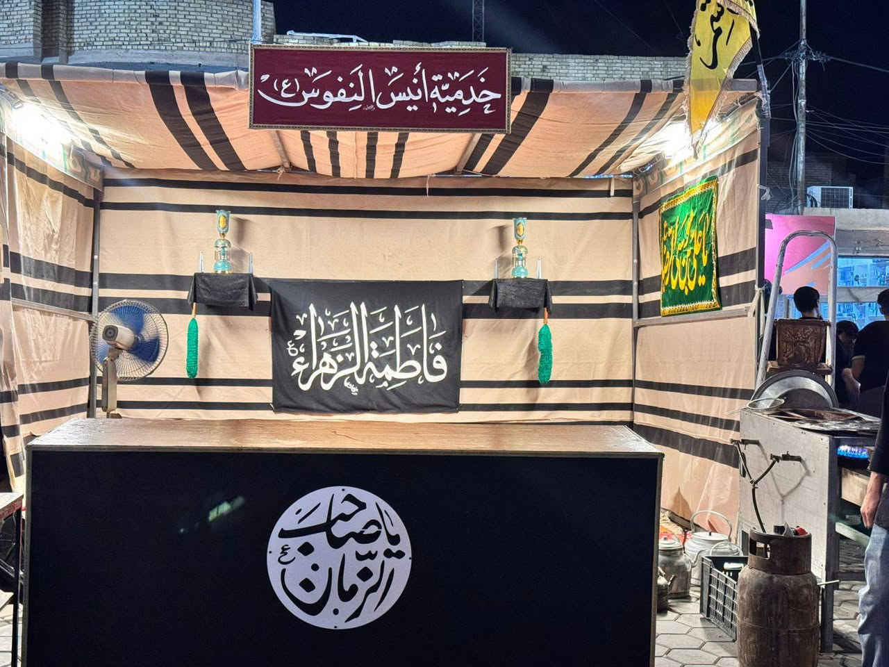 السلام عليكم
متوفرة خيمه قماش باكستاني لون أبيض 
(3×4)
العرض( 4)
النزال ( 3)
ارتفاع الچادر (2.75)
ارتفاع الحديد (2.50)
أيضاً متوفر رفوف داخليه ضمن الخيمة متحركه غير ثابته 
ملحقات الخيمة فقط(چادر قطعتين سقف +جانب +(ميز خشب الطول (2)متر +ميز ماء )
ملاحضه الخيمة اول نصبه الها فقط في شهر محرم الحرام العشره الأولى (10)أيام تم نصبها لا اكثر 
السعر 500 المكان واسط الكوت خاجية شارع 40متوفر واتساب ***********
