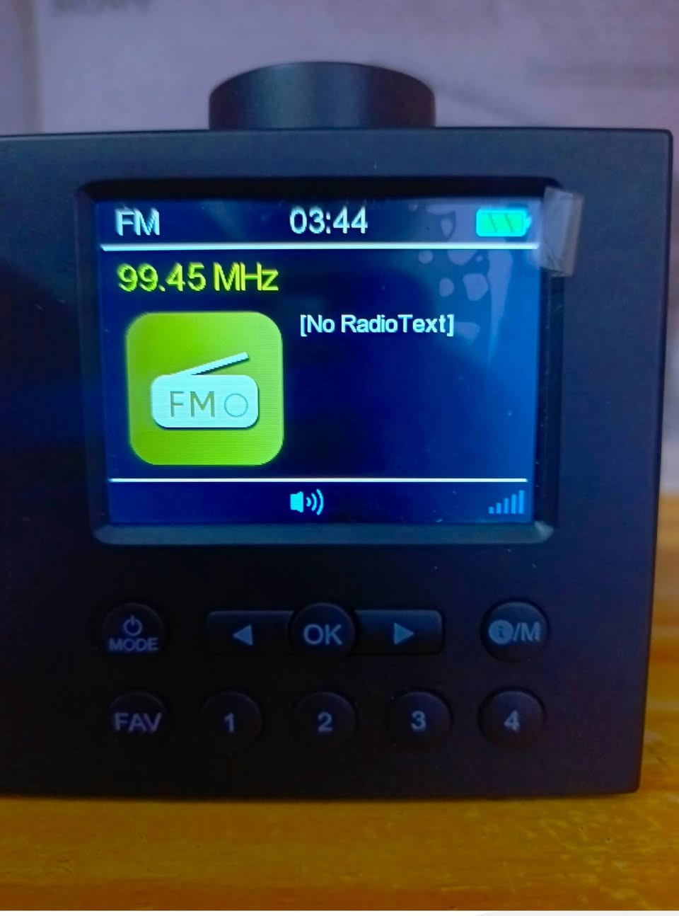 راديو رقمي محمول من العلامة التجارية Mycket، وتحديداً موديل HS-D009. 
الاتصال: يدعم تقنية بلوتوث 5.0 لتشغيل الموسيقى لاسلكياً.
نوع الراديو: يدعم محطات DAB/DAB+ و FM مع شاشة ملونة مقاس 2.4 بوصة لعرض المعلومات.
الطاقة: يعمل ببطارية ليثيوم قابلة للشحن بسعة 2200mAh، تدوم حتى 12 ساعة من التشغيل.
الميزات: يحتوي على منبهين مستقلين، مؤقت للنوم، وإمكانية تخزين حتى 40 محطة راديو.
اي استفسار بعد تعليق يوصلك السعر وبالخدمة 🌹


**إذا كنت صاحب هذا الإعلان وتريد حذفه لأي سبب، رجاءا أرسل رسالة إلى الدعم الفني**