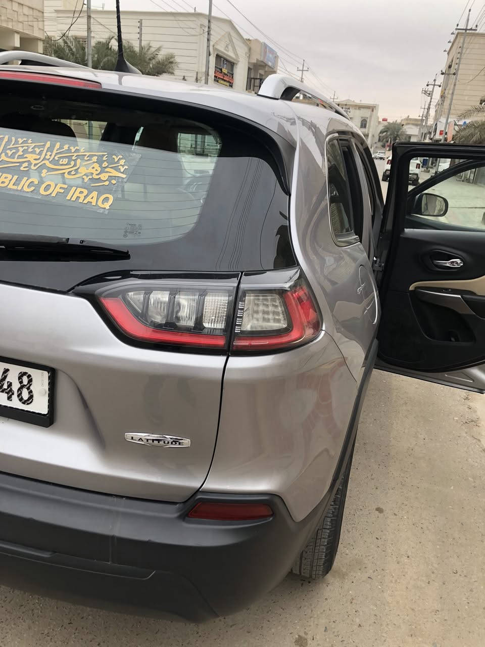 بيع مستعجل جيب بزوني لاتثيود فور ويل يعني دفع رباعي موديل ٢٠١٩ باسمي ماشيه ٨٥ باسمي سنويه ورقم جديد حادثها موضح بالصوره امامكم حادث قطعتين صبغ فقط بنيد وجاملغ سايق وصورناها هم موضح بالصوره امامكم محرك ٢٤٠٠ يعني ٤سلندر سياره كامله مكمله وجاهزه والسعر فقط ب١٢٦$ورقه وبيها مجال بسيط جدا مكان السياره موجود بالعماره محافظه ميسان اللي يحب يراسل اويخابر عالرقم *********** كلشي واضح كدامكم بالمنشور صونار ايضا وحتى كلوب سيرفس طافي بيها اقرا منشور كلش زين قبل لا تخابر وايضا يرهم مراوس بسياره كوينكس
