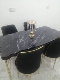 ميز طعام للبيع مع اربع كراسي سعر مناسب البيع بسبب عدم توفر المساحه الس...