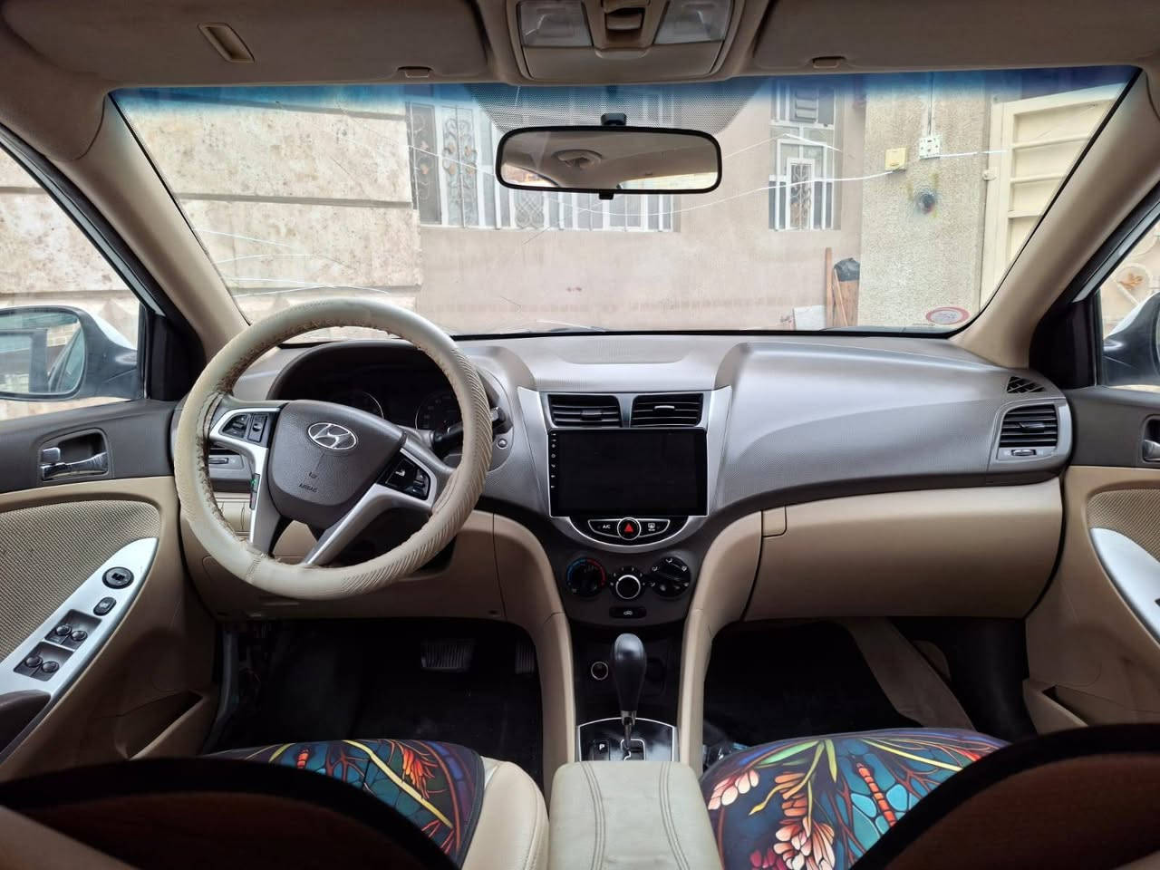 سلام عليكم سيارة اكسنت خليجي فول مواصفات بلو موديل ٢٠١١ مكينة ١٦٠٠ ماشية ٧٧٠٠٠ الف بيها صبغ بالداير الخلفي وربع جاملغ أمامي الأيسر  تخم تاير جديد 
مكان بالاعظمية للإستفسار الاتصال ***********
 سعرها ٩٠ وبي مجال بسيط
