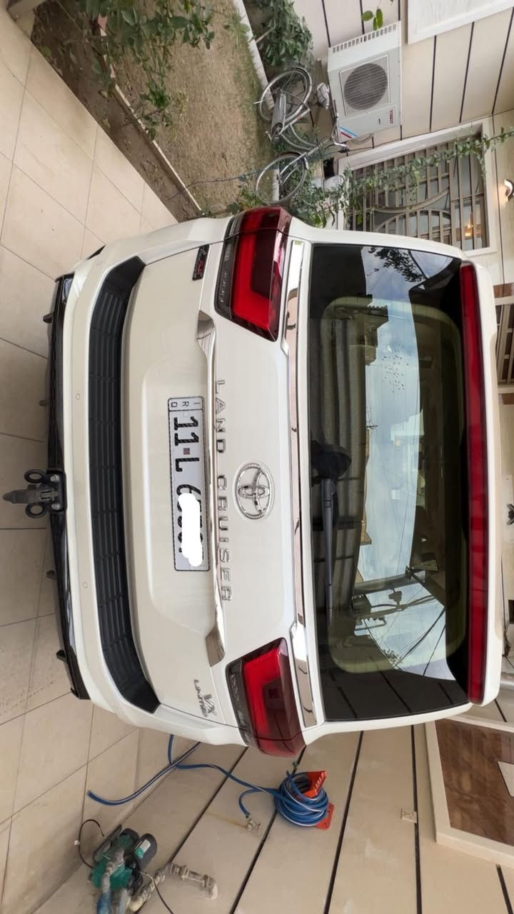 سلام عليكم ورحمة الله وبركاته
لاندكروزر 2024 بريم اصل 
ماشية 17الف 
رقم بغداد مواصفات vx معروفة واضحة 
سيارة كفالة عامة من كلشي عده تكحيل شي جداً جداً بسيط بل باب شعرايه 
استفسار *********** 
السعر 770 يعني 7 دفاتر و 70 ورقة 
مكان السيارة بغداد
