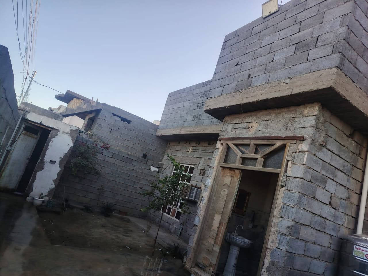 سلام عليكم ورحمة الله وبركاتة دار للبيع مساحه 200ومعه 150قطعه فارقه.. مكان فلوجه قريت المختار قريب مدرسه سعد بن عمير..... السعر.. 48بيه مجال بسيط... استفسار على رقم ‏‪***********‬‏
