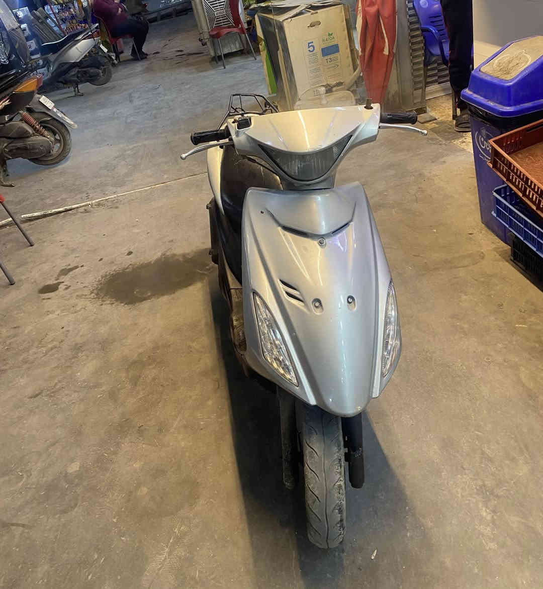 السلام عليكم دراجه ادرز صيني للبيع سعر 350الف وبيها مجال مكينة تحتاج فيلس فقط للاستفسار *********** العنوان بغداد
