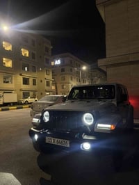 Wrangler 2023 هايبرد ماشيه 42 km  بدون حادث بدون صبغ  كفاله عامه 07725...