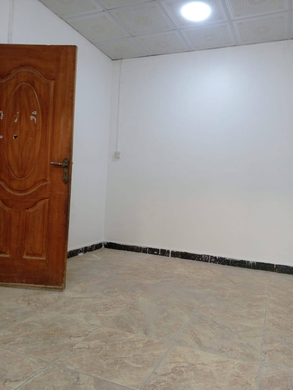 السلام عليكم 
بيت اليجار 
ابي الخصيب شارع الوسطي 
غريب ع سايدات الثنين 
سندويج غرفه وصاله وستقبال ومطبخ وصحيات وكراج 
يجاره 300 
والي ينطي مقدم مال كم شهر 
250
عقارات امير الصالحي 
***********
