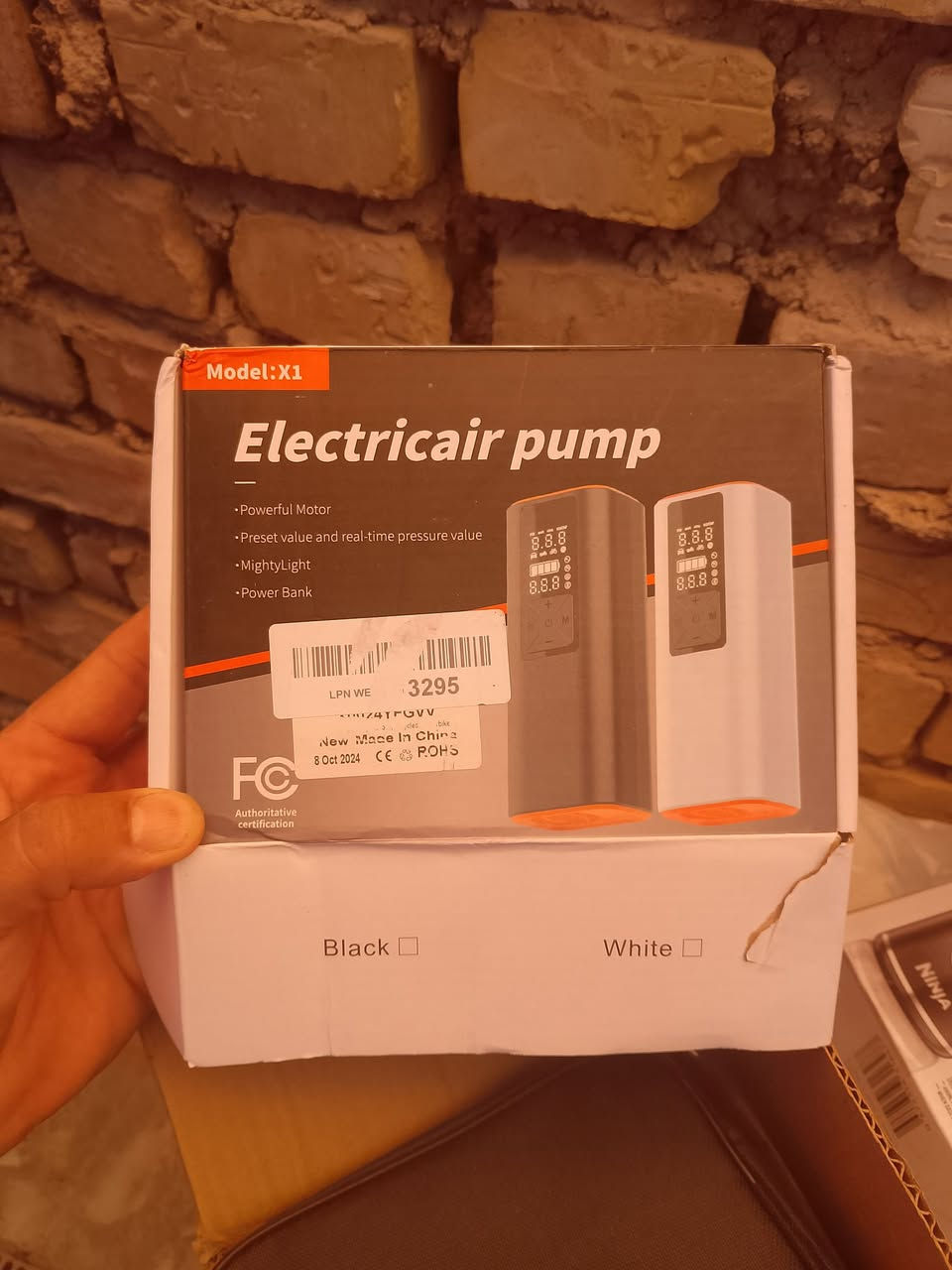 هذا المنتج هو مضخة هواء كهربائية محمولة (Electric air pump) من الموديل X1.
أهم المواصفات المكتوبة على العلبة:

محرك قوي لتضخيم الإطارات بسرعة.

شاشة رقمية تعرض الضغط الحالي والضغط المطلوب مسبقاً.

إضاءة مدمجة (Mighty Light) للاستخدام الليلي وفي حالات الطوارئ.

بنك طاقة (Power Bank) مدمج لشحن الهواتف والأجهزة الذكية.

إذا كنت ترغب في معرفة المزيد، يمكنني مساعدتك في:

معرفة طريقة تشغيل واستخدام هذه المضخة.

معرفة أنواع الإطارات المتوافقة معها (سيارات، دراجات، كرات).
السعر 35


**إذا كنت صاحب هذا الإعلان وتريد حذفه لأي سبب، رجاءا أرسل رسالة إلى الدعم الفني**