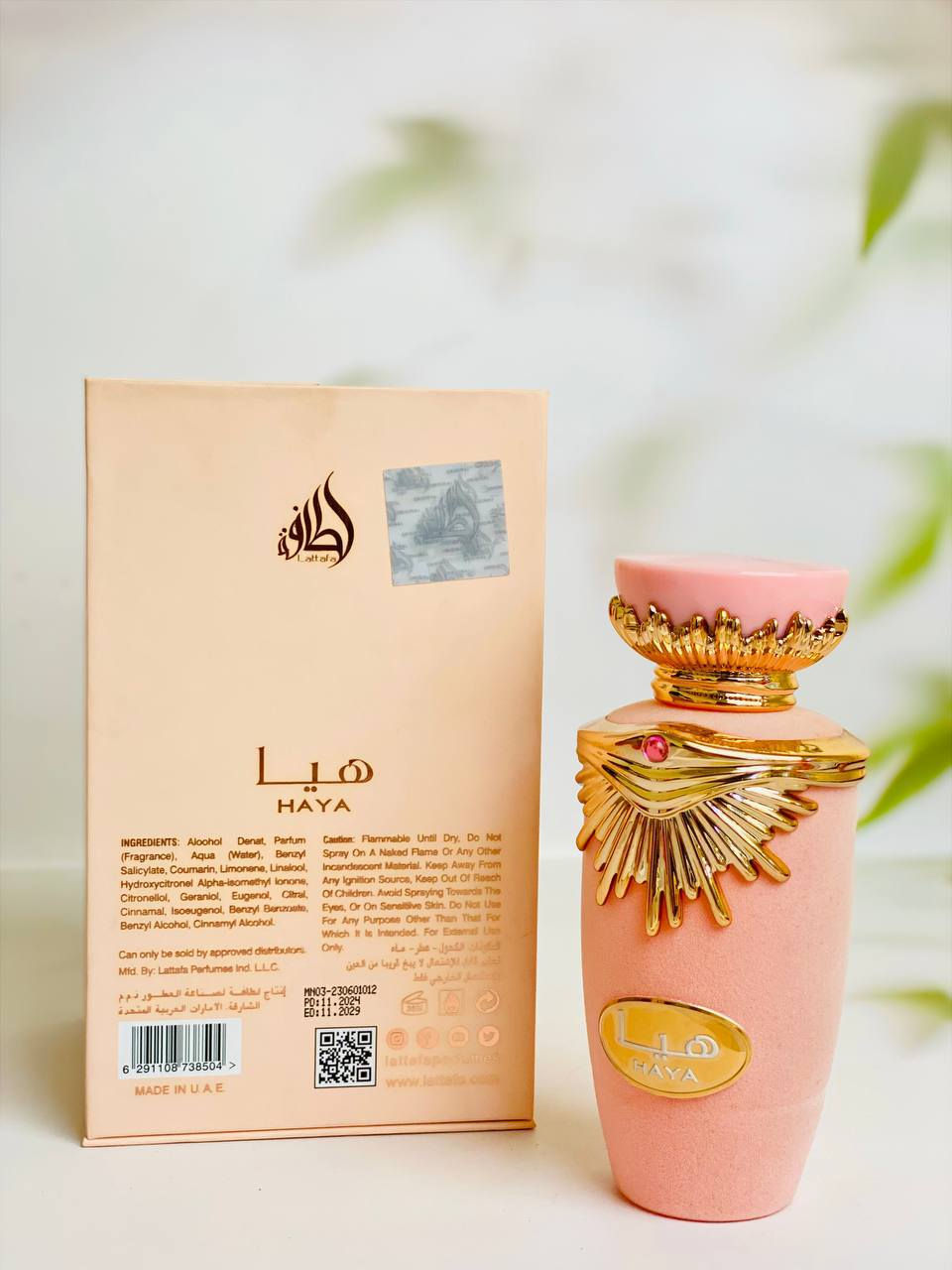 عطر "هيا" (Haya) من لطافة. وهو عطر نسائي يجمع بين النفحات الزهرية والفواكه. 🤩
المكونات: يفتتح العطر بنفحات من الشمبانيا والفراولة واليوسفي والورد والبرتقال الأحمر، يليه قلب من الغاردينيا والياسمين والأوركيد، وتختتم القاعدة بالعنبر وخشب الصندل والكستناء. 🤎✨
النوع: عطر "أو دو بارفان" (Eau de Parfum). 
الوصف: يوصف بأنه عطر أنيق وفخم يمنح شعوراً بالنعومة والجاذبية. 
🔴عطر سكينة (Sakeena): العطر ذو الزجاجة المخملية باللون العنابي. هو عطر زهري - فاكهي - جورماند للنساء، 
🔵عطر إيمان (Emaan): العطر ذو الزجاجة المخملية باللون الأزرق. هو عطر شرقي - فانيليا للجنسين، ويتميز بعبوته الأنيقة المزينة بحواف ذهبية وحجر صناعي. 
كلا العطرين يأتي بتركيز "أو دو بارفان" (Eau de Parfum) وبحجم 100 مل.


**إذا كنت صاحب هذا الإعلان وتريد حذفه لأي سبب، رجاءا أرسل رسالة إلى الدعم الفني**