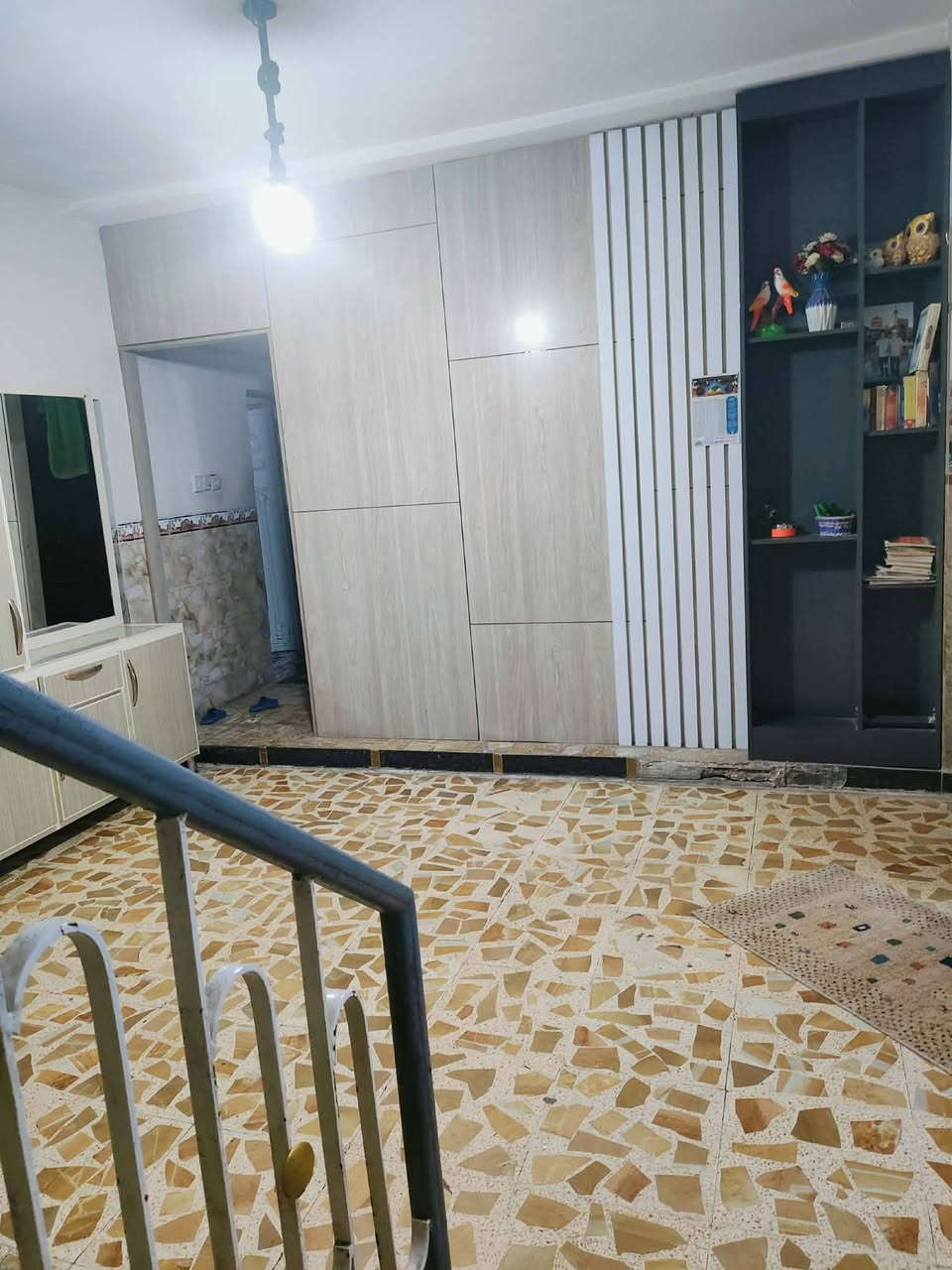 دار للبيع طابق ونص مساحه ٢٠٠ م يحتوي على ٣غرف نوم و٢ حمام واستقبال وحولي و٢ مطبخ حار وبارد موقع البيت على ساحه بضهر مدرسه صقر قريش منطقة ال٣٠٠٠ سعر ١٦٠ للاستفسار الاتصال على ***********
