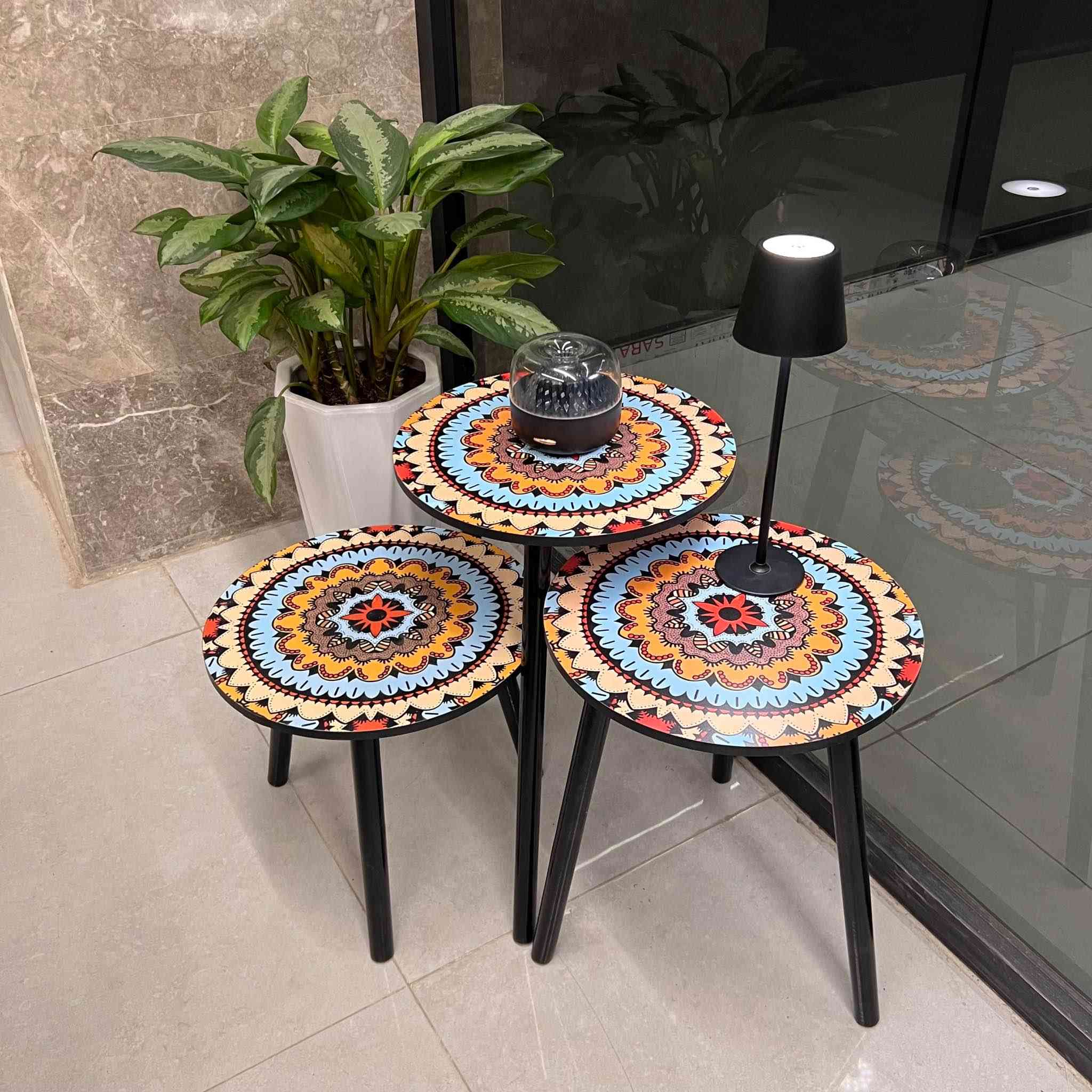 طقم طاولات استكان (3 قطع) بنقشة ماندالا ملونة

طقم طاولات تقديم عصرية مكون من ثلاث قطع بارتفاعات متدرجة، يجمع بين التصميم العملي واللمسة الفنية التي تضفي حيوية على ديكور منزلك.

• طقم مكون من 3 طاولات دائرية متداخلة لتوفير المساحة عند عدم الاستخدام.

• سطح مزين بنقوش "ماندالا" هندسية بألوان متناسقة وجذابة.

• أرجل خشبية صلبة باللون الأسود توفر ثباتاً ممتازاً.

• تصميم خفيف الوزن يسهل نقله وتحريكه داخل غرفة المعيشة.

• سطح ناعم سهل التنظيف.

المواصفات:
• الشكل: دائري.
• النقشة: زينة ماندالا شرقية حديثة.
• العدد: 3 قطع (كبيرة، متوسطة، صغيرة).
• نوع الأرجل: أرجل ثلاثية لكل طاولة لضمان التوازن.

محتويات العلبة
• 1 × طاولة حجم كبير، الابعاد: 40*57 سم.
• 1 × طاولة حجم متوسط، الابعاد: 40*47 سم.
• 1 × طاولة حجم صغير، الابعاد: 40*37 سم

السعر 30  الف
يتوفر خدمة توصيل لجميع محافضات العراق بغداد 3 محافضات  5 الاف فقط🚚🚚 بغداد, العراق


**إذا كنت صاحب هذا الإعلان وتريد حذفه لأي سبب، رجاءا أرسل رسالة إلى الدعم الفني**