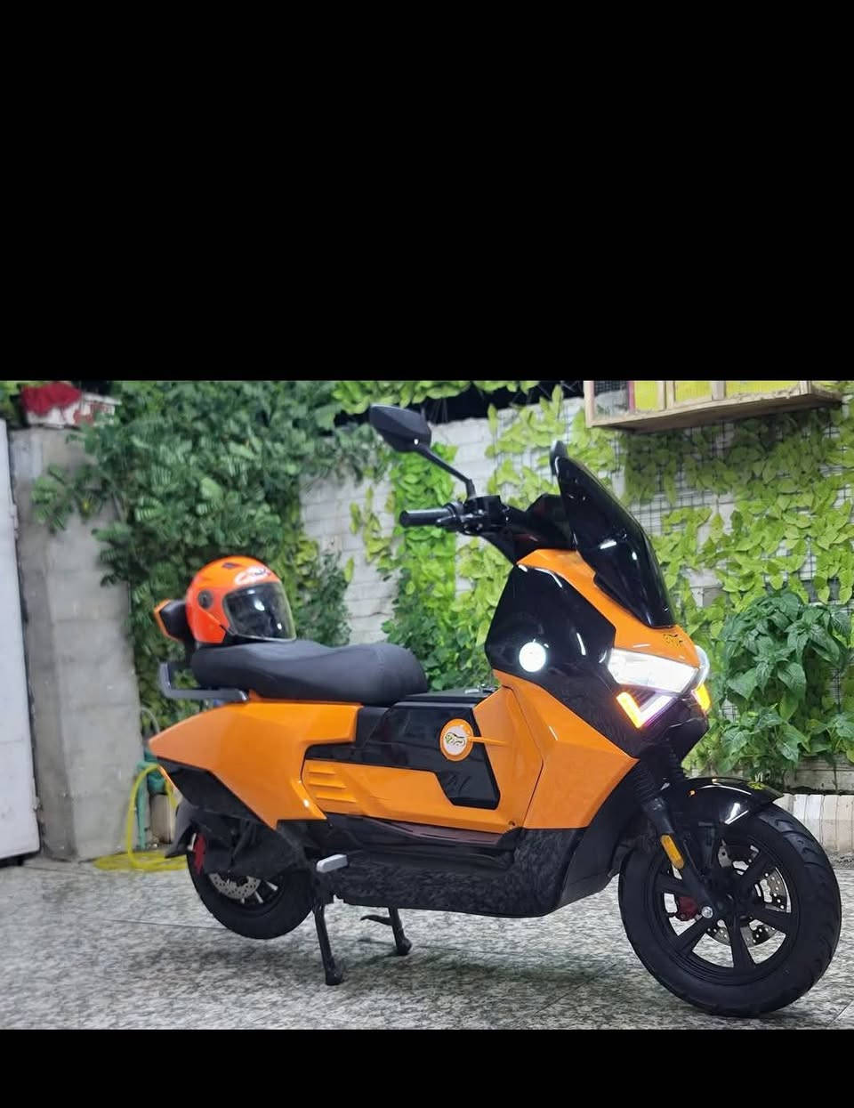 السلام عليكم دراجه شحن ماركة سيزر.. غنيه عن التعريف. ميحتاج اذكر.. اكتب دراجه ليو سيزر وشوف مواصفاتها خير من الله دراجه بيه حظ ونظيفه حيل. وماشيه قليل شخط مبيه.. بطاريتها ليثوم 50 امبير بالشحنه تمشيك 110 كيلو. احتاجيت وريد ابيع.. الله يشهد اخذته 1.6500
اريده 1.350 وبيه مجال قليل. مشيت بيه جدا قليل ومعروفه ليو الجيل الاول سيزر. 

مكانها الزعفرانيه  وياها الخوذه.مالته ***********
