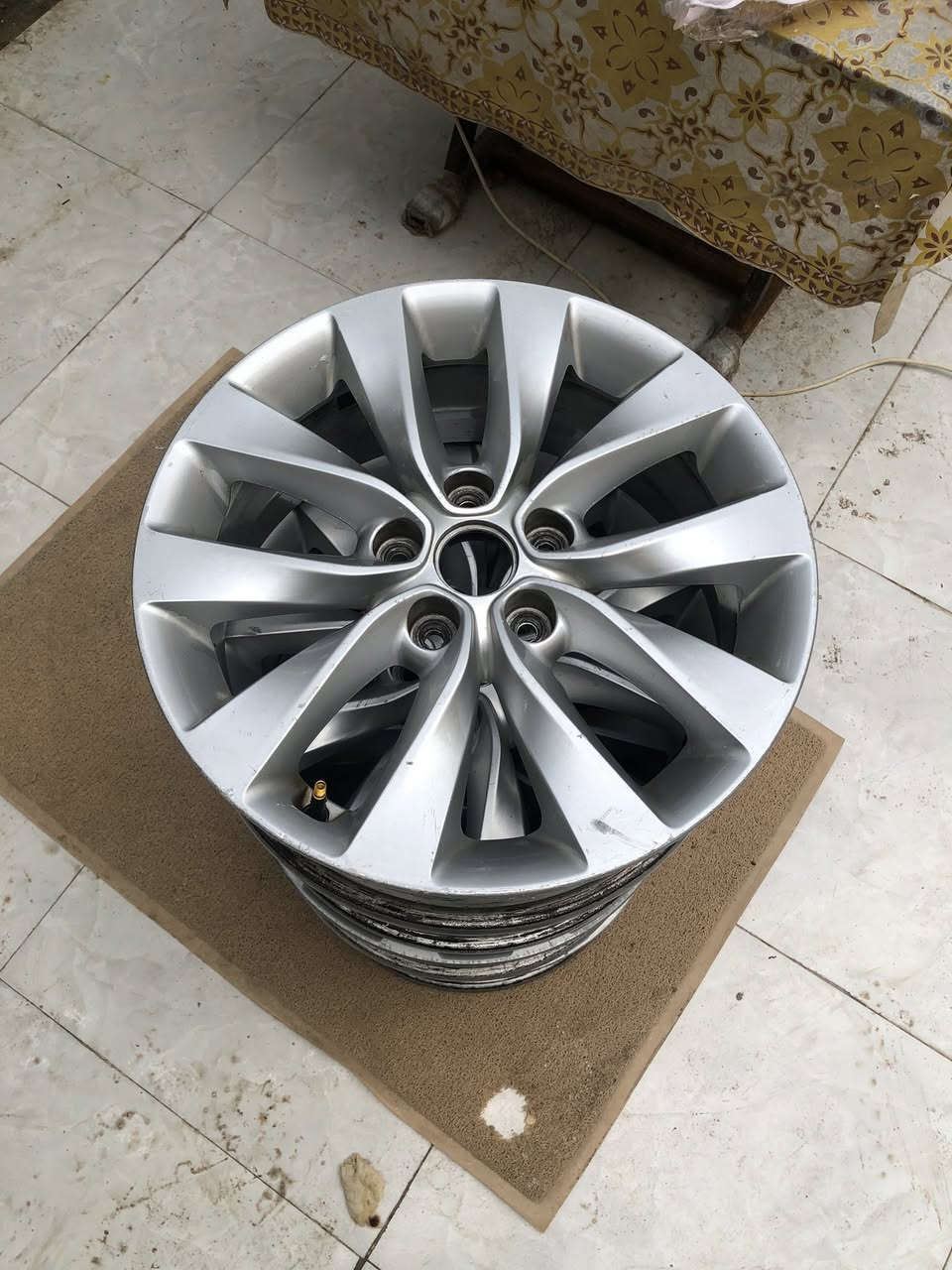 السلام عليكم تخم ويلات حجم 17 نظيفات وبدون لحيم وبدون عواج فقط ويل واحد بي عواج خفيف والسعر جوة السوك 150 الف قفل 
مكاني بصرة رقمي ***********
