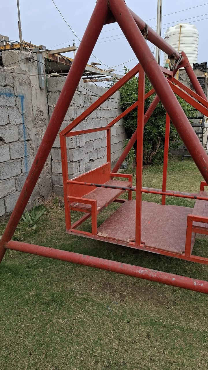 ام عليكم مرجوحه اطفال او حتى اكبار يصعدون عادي الئن هيه تحمل ٣٠٠ كيلو السعر علا خاص ***********
