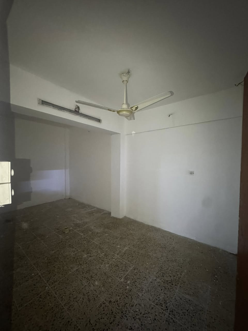 شقة للايجار في حي اور شارع الرئيسي قرب السنتر مجاور صيدلية فراهد 
غرفتين صالة مطبخ حمام وترك تهوية شبابيك في كل مكان للضائة وتهوية 
ملاحضه ترميم جديد وصبغ حاليا 
للاستفسار الاتصال ***********
