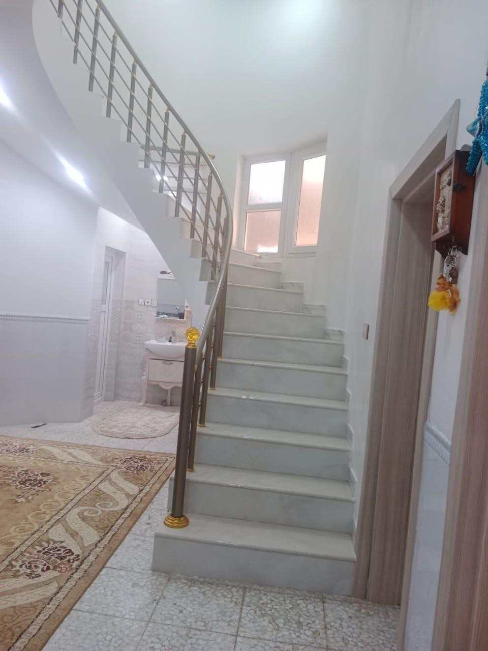 السلام عليكم بيت بحي المكرمه ركن مربع ١٠في ١٢ونص المساحه ١٢٦متر على شارع ١٥ وشارع ١٠ على ساحه الطابق الأول غرفه واستقبال ومطبخ وصاله وحمامات اثنين الطابق الثاني غرفه وصاله وحمام مع سطح مع بيتونه وسطح ثاني بناءً سنه ٢٠٢٢ السعر ١٨٠مليون الاتصال ***********
