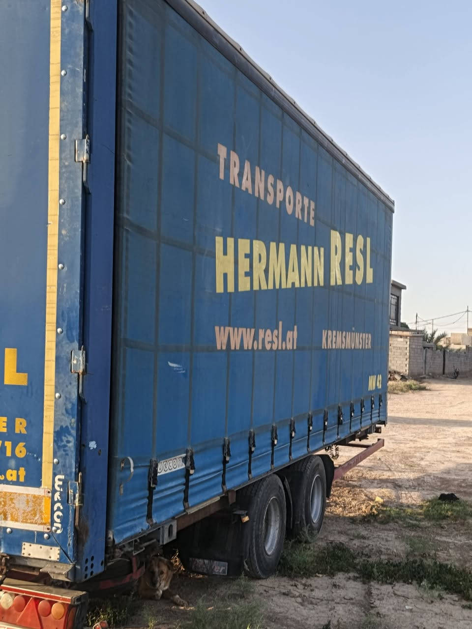 مقطورة خاشوكة
دنكيرين مزوج حجم التاير ١٧.٥
تخم تاير تخم جوبلس 
منفيز 
ارتفاع ٣متر 
طول ٨متر 
جادر مسرح
لاتصال ***********
       ***********
