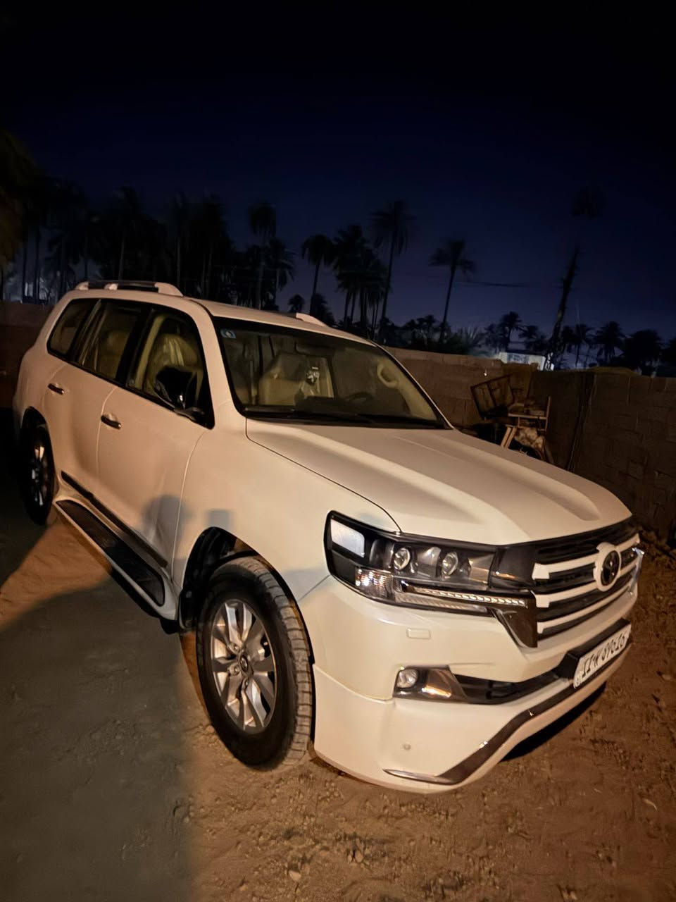 السلام عليكم للبيع لاندكَروز  GXR موديل ٢٠١٧ اعلئ فائ بلاندكروز وايت ادديشن مكفوله كفاله عامه من الضربه والتبديل والصبغ فقط تكحيله قدر اصبع بلجنطه مواصفاتها فول للاخير ماشيه ١٦٦ الف ٦ سلندر رقم بغداد تحويل مباشر السعر ٤٦٥ وبيه مجال بصيط عنواني الحله قرب العلويه شريفه ع للاستفسار رقمي / ***********
