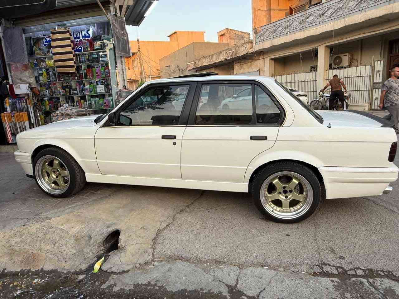 سلام عليكم BMW للبيع سيارة على وضع شركة كلشي عل بلاد  صدر جديد تايرات جديد كير محرك بشرط  كهربائيات كلة شغال موديل ١٩٨٩ تبريد ثلج بدون أي عيب حماوة نص ثابة سيارة باسمي شرط تحويل    سنوية جديد بطاقة بانزين موجود  عنوان كركوك *********** سعر ٦٠ ورقة وبي مجال كركوك, العراق
