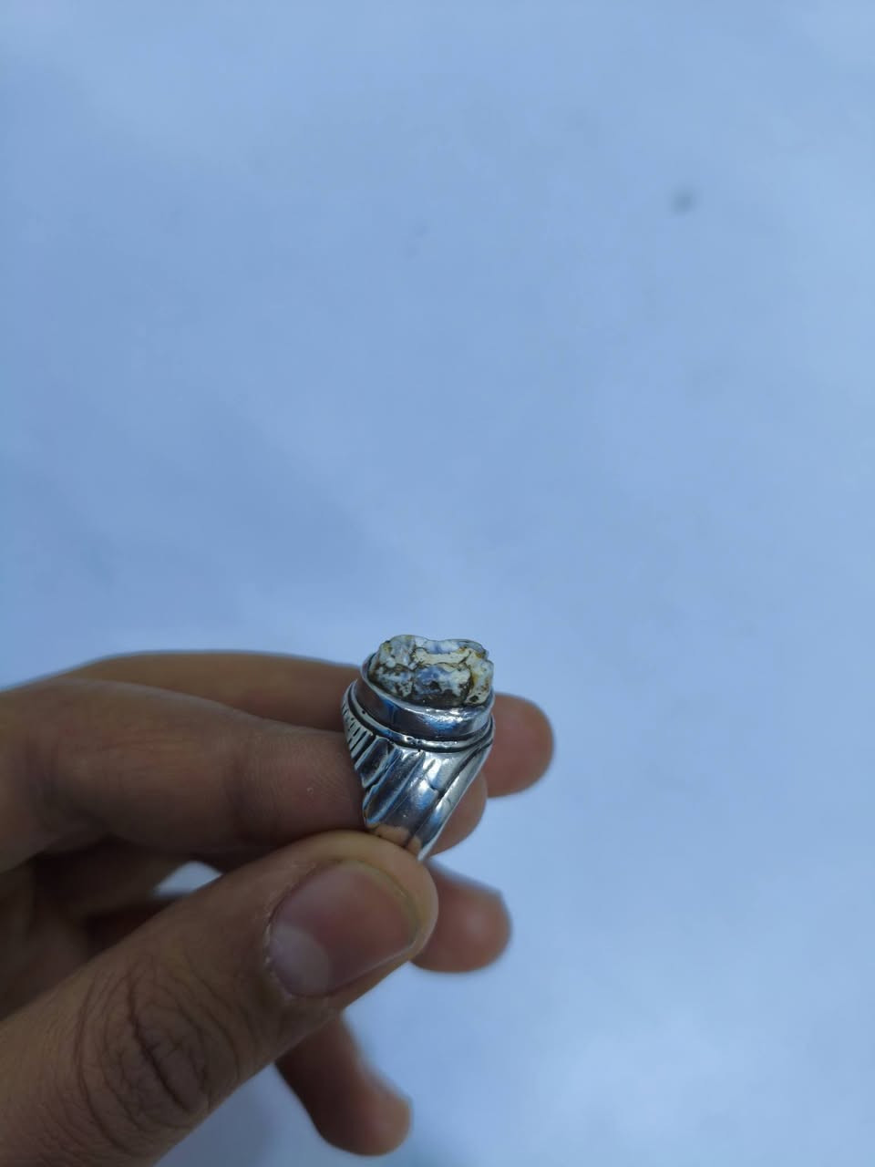للبيع
خاتم فضه 925 صياغه يدوي عراقي متوج بحجر عطف بري الخاتم قديم الشراي خاص او المراسله على الرقم واتساب ***********
