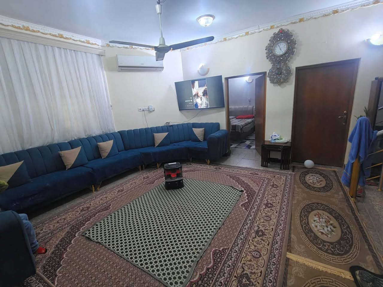 بيت في مجمع المناذره السكني المساحه ٢٥٠متر يحتوي على ٣غرف نوم وصاله وستقبال حمامات عدد٣مطبخ البيت كلش نظيف ومرتب باقي التفاصيل خاص ***********
