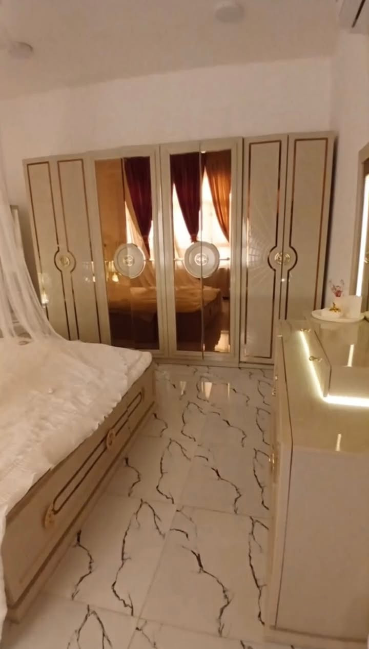 السلام عليكم عندي هاي الغرفه صار سنه من اخذتها واريد أبيعها أخذته بمليونين ونص والبيع مليون و٧٠٠ وبيها مجال بسيط +الغرض من البيع اريد ابدلها مكاني الكرمه


**إذا كنت صاحب هذا الإعلان وتريد حذفه لأي سبب، رجاءا أرسل رسالة إلى الدعم الفني**