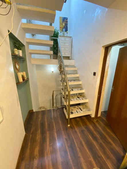 مشتمل للبيع الشعب قرب شارع عدن ٥٠ متر واجهه ٥ نزال ١٠ 

بناء قديم بس كله محدث جديد  بي استقبال وخدمات وغرفتين 

نوم السعر ١٢٠ مليون  

معروض بمكتب الكناني ***********
