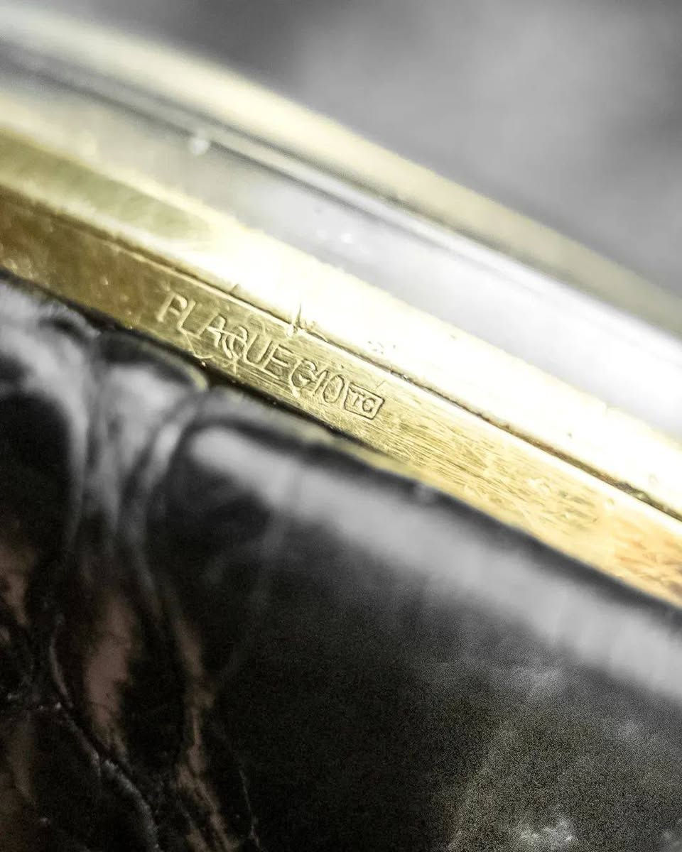 AVIA WELWYN calender 1950-1957 VINTAGE SWISS 🇨🇭
من حقبة الخمسينات من القرن العشرين أنتجت العلامه التجاريه الشهيره آڤيا أحد اجمل اصداراتها الكلاسيكية بتعقيده التاريخ 
مع عباره مكتوبه على ظهر الساعه مهداة العائله بمناسبة عيد زواجهم 21
نوعا ما تعطي طابعا تاريخيا مميزا 

🕟 ماكنه سويسريه اصليه تعمل بنظام اللف ( ميكانيك مانول)
 
🕟 عدد الجواهر 15 رقم الحركه 73-4

🕟 تشطيب بسيط على التروس يعطي جماليه المعدن المستخدم في
 ذلك الزمن 
🕟 كيس الساعه مغلف ذهب 10k مختوم على أحد الجوانب

🕟 ميناء جميل جدا مع أثر قدم يعطي طابعا مميز لمظهر الساعه 

🕟 عقارب على شكل ( ستك ) مطليه ذهب 

🕟 نافذه لعرض التأريخ مع وقت دقيق ومضبوط

🕟 سير جلد طبيعي براند كوجي اصلي  مستبدل 

🕟 قطر الساعه 35mm مع التاج 36mm والساعه شبه قشطه

🕟 مهتم تفضل خاص

🕟 خدمه توصيل متوفره لجميع محافظات العراق 
#اكسبلور
#ساعات_رجاليه #vintagewatch #سيكو #rolex


**إذا كنت صاحب هذا الإعلان وتريد حذفه لأي سبب، رجاءا أرسل رسالة إلى الدعم الفني**