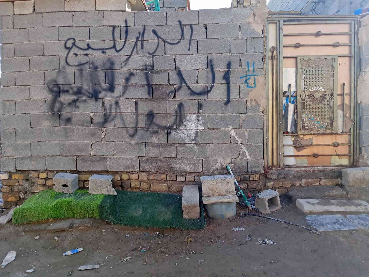 عندي بيت للبيع في منطقة الدسيم قريب سكلة المياح مساحه 55مترا يتكون من استقبال وغرفه ومطبخ وحمام ، تواليت السعر 14 مليون ولي مجال المراجعه على الخاص
