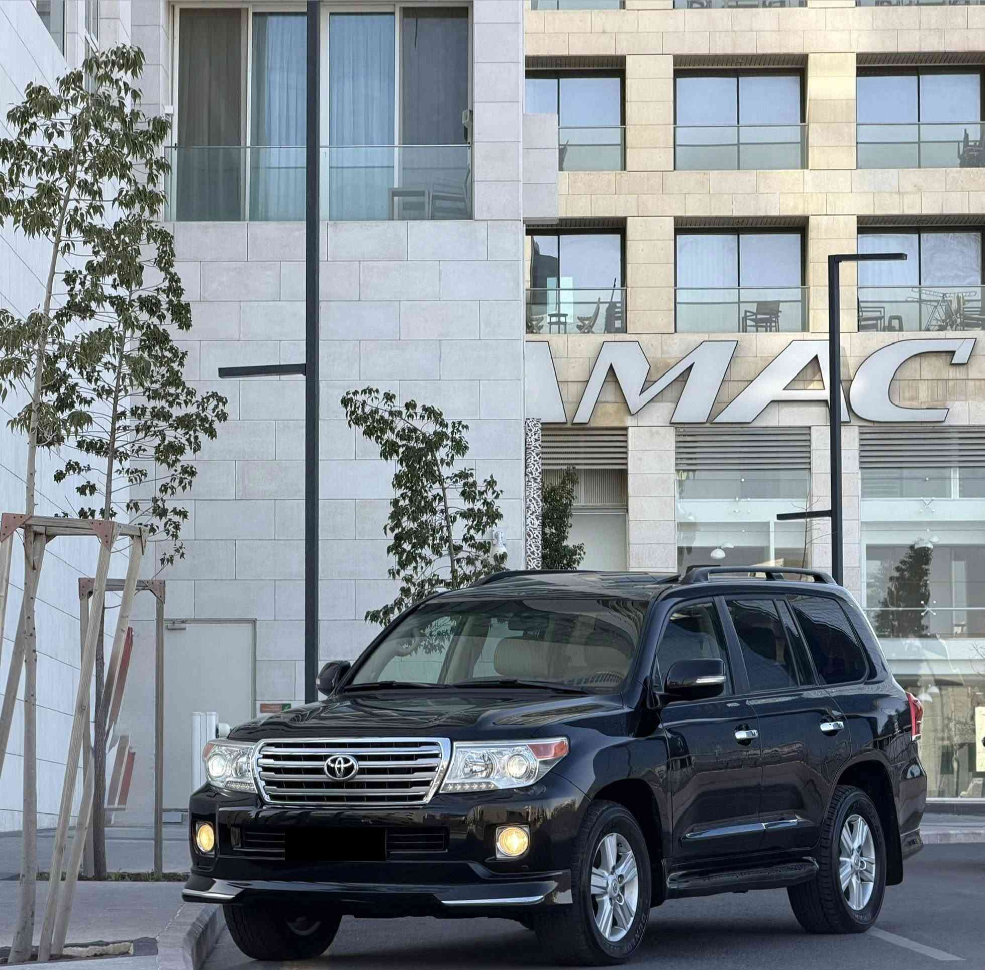 تويوتا لاند كروزر 2013 فحص كامل كرت ابيض دون ملاحضات  
محركVX-R V8 5700cc
لون اسود مميزه وغرفه بيج مميزه 
فل الفل اعلى صنف من فئته
فتحه كرستال 3 حركات 
فرش جلد لون بيج 7 مقاعد مع كراسي كهرباء ومبرده 
شاشه اصليه مع كاميرا رجوع خلفيه مع نظام صوتي مميز 
طاره كهرباء اصليه 
صندوق خلفيه كهربائي بالكامل 
نظام دفع رباعي متعدد مع دفلوك
تشغيل عن بعد عن طريق مفتاح 
حساسات خلفيه واماميه اصليه 
مكيف خلفيه مفصول عن امامي
بصمه تشغيل وبصمه أبواب
أضويه زنون مع LED مع بخاخات أضويه
مري طوي وكهرباء 
ثلاجه وسطيه 
أنظمة قياده عديده 
اضافات عديده لم تذكر......
جنطات 18 مع كوشوك ممتاز 
دهان الوكاله ولا يوجد حوادث 
السعر 29.800د 
رقم 0795886067


**إذا كنت صاحب هذا الإعلان وتريد حذفه لأي سبب، رجاءا أرسل رسالة إلى الدعم الفني**