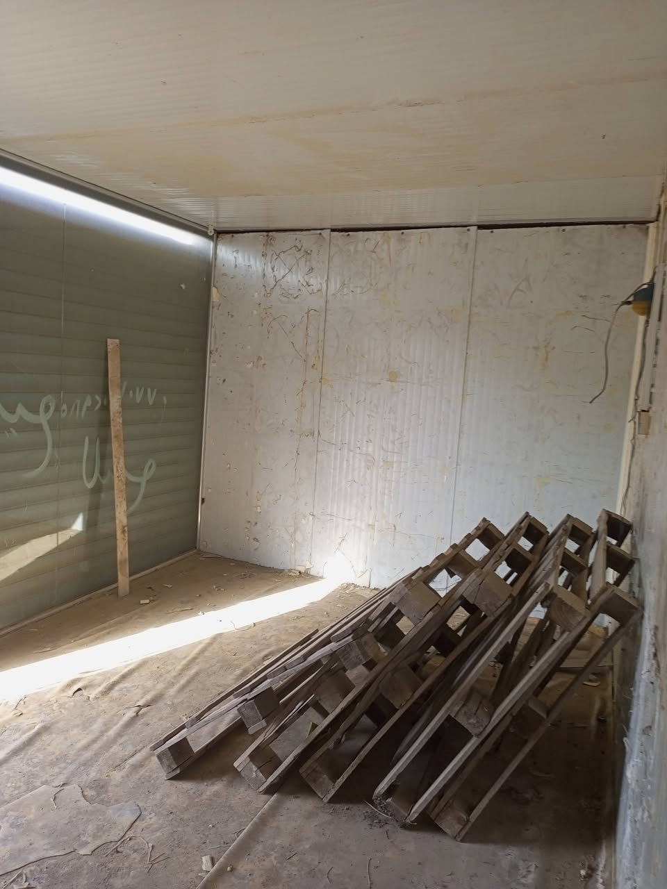 السلام عليكم كرفان الطول خمسه والعرض الثلاثه السعر مليونين وربع البصرة شط العرب ***********
