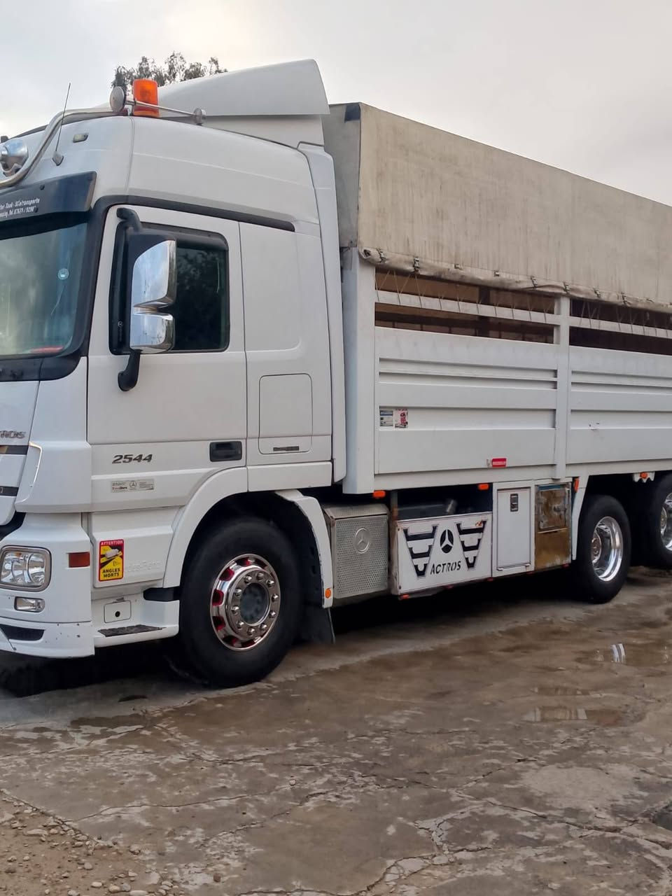 سلام وعليكم اكتروز البيع موديل 2012 فول  مواصفات حجم 2541  كامرة حساس رتايدر خمسة طكات تبريد خزن مزوج ويل كروم الاستفسار على هاذة رقم ( ***********)
