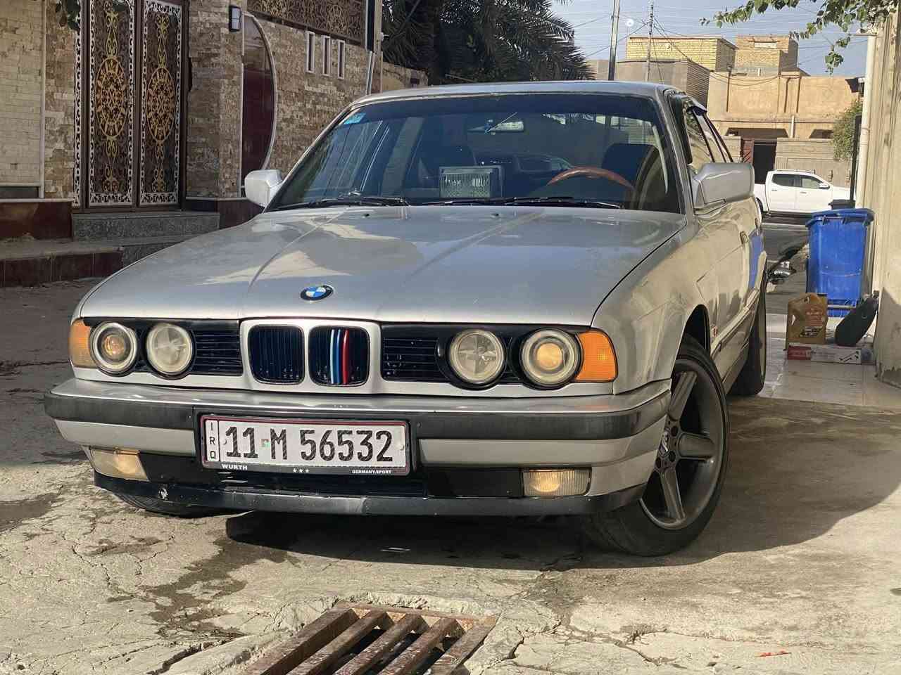 اللهم صل على محمد وال محمد 
سيارتي بي ام 525 للبيع نقد فقط 
السعر : 63 ورقة وبيها مجال بسيط 
كير ومحرك مسكر كفالة شرط تشك الكاع شك  حدادية امامي خلفي جديد تاير جديد سنتر لوك / لايت سوار والعالي زنون /شادلها شاشة وكامره ب 200 الف كهربائيات كلها شغالة تبريد امامي وخلفي شغال /السيارة بأسمي رقم دولي بغداد تحويل مباشر 
مكاني الناصرية رقم الموبايل ***********
