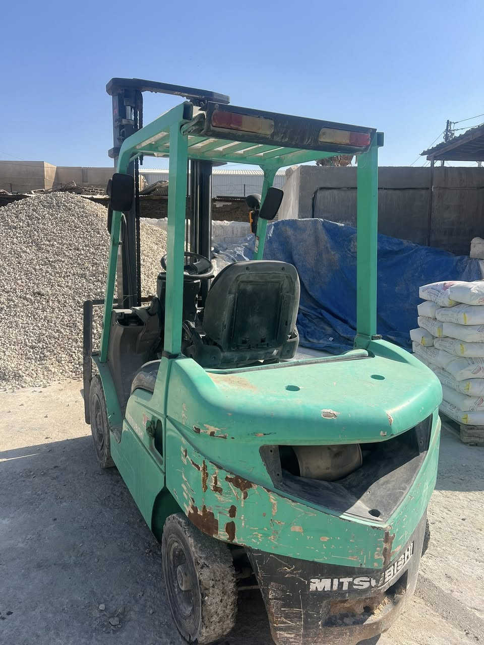 سلام عليكم رافعة شوكية متسوبيشي للبيع 3 حركات 2.5 طن مديل 2014 سعر 105 ورقة بغداد كمالية الاستفسار ***********
