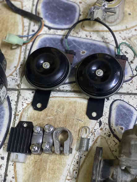 السلام عليكم حبايب ويل كدام هوه وتايره+ صدر مستعمل هوه ودبلاته شغال + لايت وكابريته هورن بوش جديد قطعتين ابيعهن كلهن 35 الف عنواني حي الزيتون ***********
