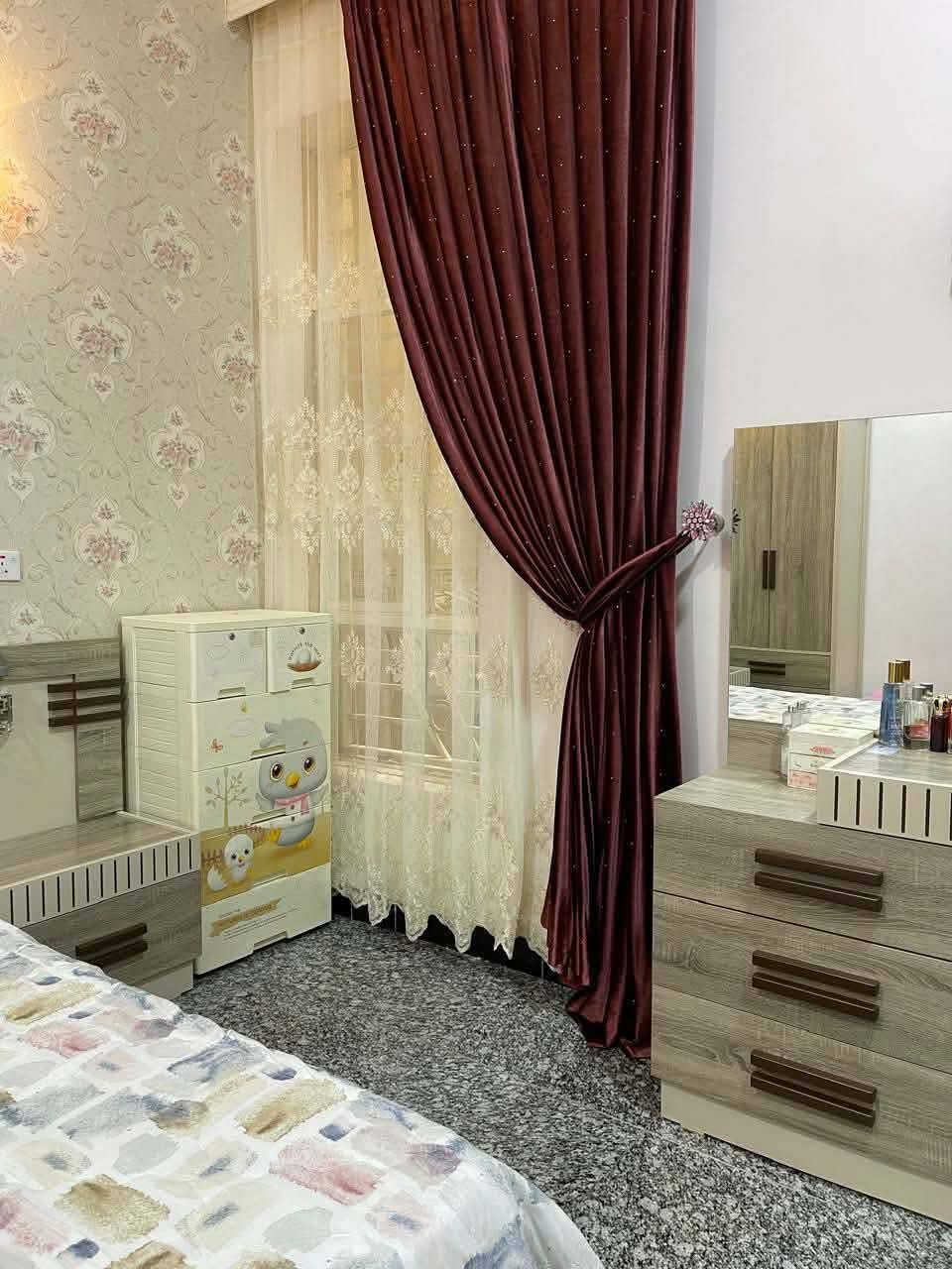 بيت بحي الجاير مقابل حي الشرطة ثالث بيت عن حولي 100طابق واحد 100متر  بظهر التجاري شارع مقرنص 7 متر والشارع نهايته مغلقه وعدد البيوت بالشارع تقريب 15 بيت مكان جدا مناسب للسكن او يصلح حسينه علما سعر المتر بظهر البيت 3 مليون 
السعر  185
***********
ابو ليان
