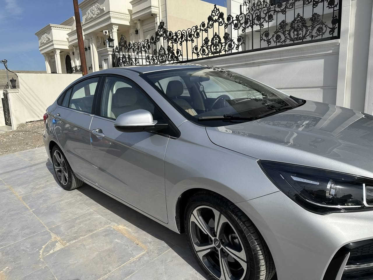 اريزو 5 موديل 24 مكفولة كفالة عامة فول مواصفات ما عدى البصمة ماشية 15 الف مكان السيارة كركوك 
السعر 116 
***********
