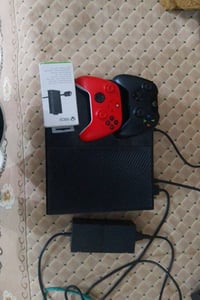 و كيبل HDMI وبيه مجموعه جبيره من اللعاب المجانيه من ضمنها فورت نايت بي...