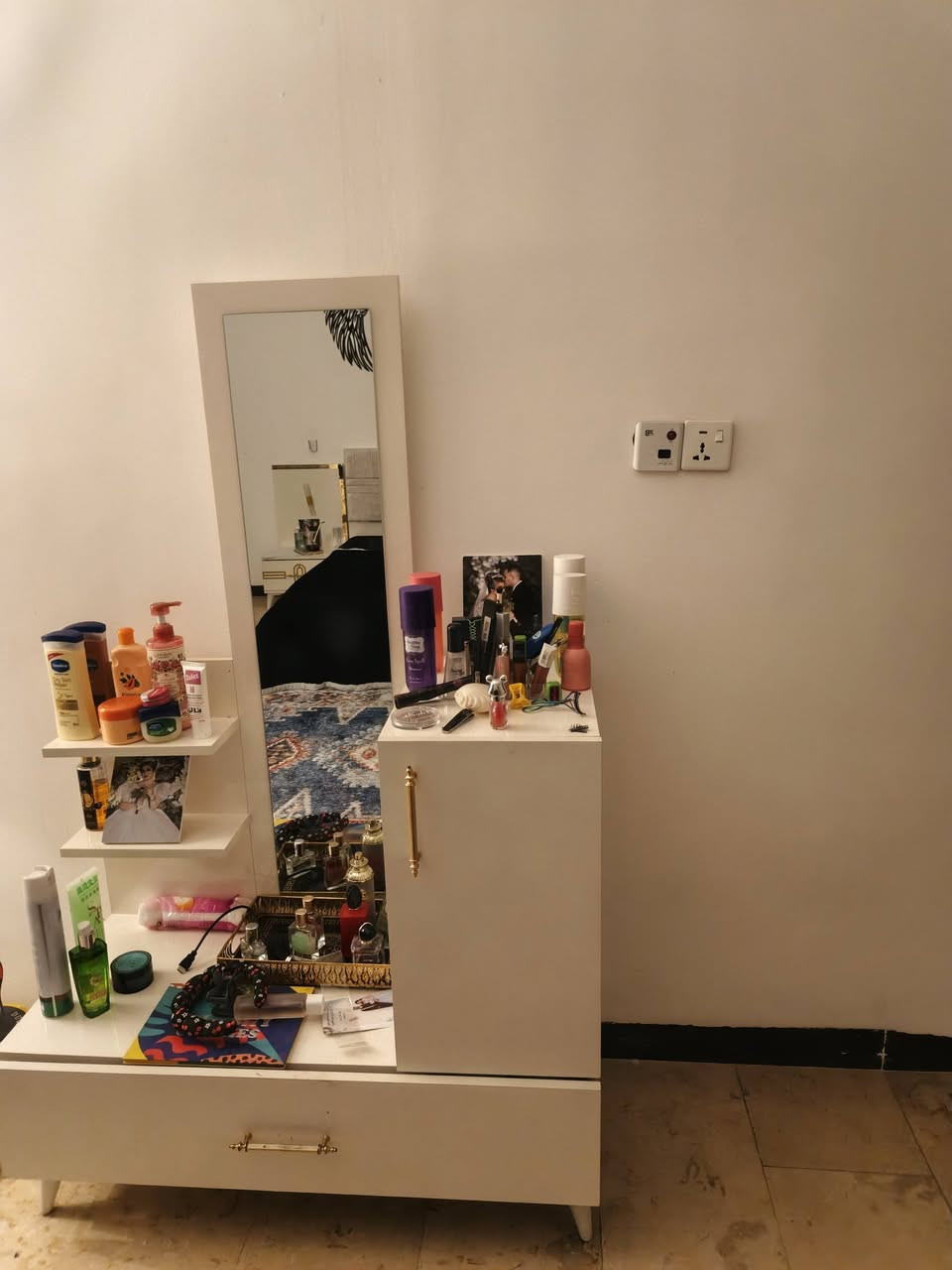 غرفة نوم تركية  أي ضرر مابيها  جديده ٣٠٠وبيها مجال عنوان حي جهاد وتساب
***********
