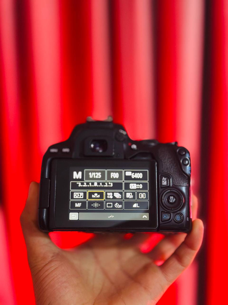 كانون 250d+عدسه 50m STM
دقه 24.2 ميكابكسل 
تصوير فيديو 4k  مع تتبع الوجه
فوكس سريع وايفا وبلوتوث 
ميزه تعديل الالوان 
ملحقاته كامله كارتون وشاحن وبطارية وحزام كتف 
السعر خاص 
واتساب ***********
