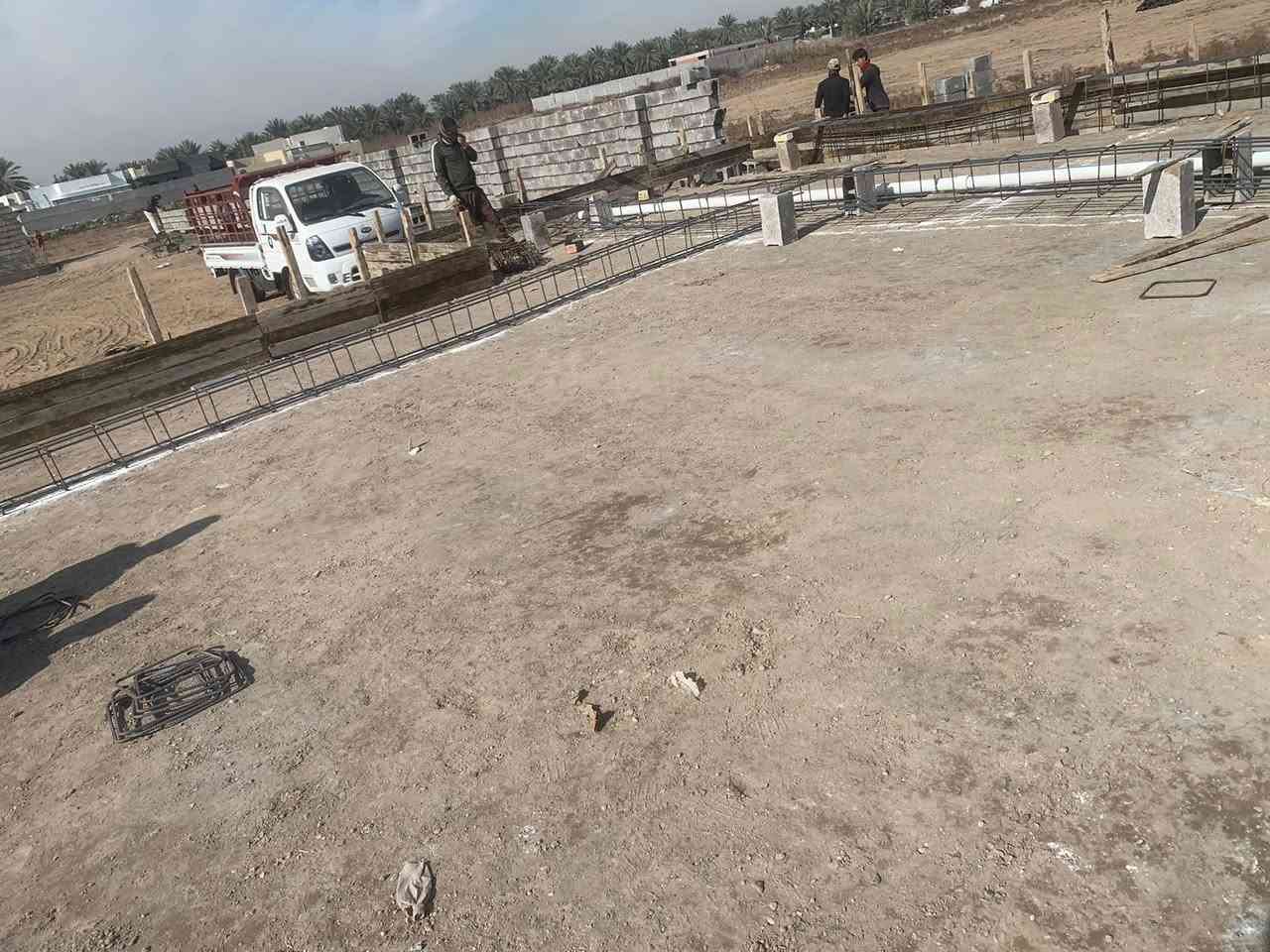 #الارض_عليك_والباقي_علينه🤩??
#والدفع_نضام مراحل 😉??

#_المقاولات_العامة

#عرض_مميز_جداً  #🤩وبالنقد 400الف فقط😍
بناء دار كامل بمواصفات درجة اولى وبمواد مفحوصة وتصاميم من قبل الشركة او صاحب العقار ?? 
 

#اولاً/ الاساس🏅: 

1-  ازالة الانقاض الموجودة مع قشط و تنضيف الارض جيداً من الاوساخ 🔴
2- فرش السبيس المفحوص وتحقيق المستوئ المطلوب وحدله مع الرش بحادلة 20 طن🔴
3- فرش الارض باكملها بنايلون زراعي سميك  ورش الارض بمادة الكلوردين🔴
4- اساس رفت ، بتسليح شيش ff بجسور أساسية بفرش حصيرتين الاولى بابعاد 40والثانيه 40 وتساوي 20 سم
5- تاسيس المجاري نوع الامل الشريف او البركه ٤ انج مع عمل قالب ثابت للمنهولات واغلاقه حتى نهاية العمل وتسليط الانابيب بطرق هندسية🔴 
6- صب الارضية ( رفت) بأرتفاع 40 سم

#ثانيا /الهيكل 🏠: 

1- صب بتلو ٢٠  سم من الاسمنت المقاوم 
2- بناء الدار بارتفاع 3.20 للطابق الارضي و 3.10  للطابق الاول و بالطابوق الاصفر الجمهوري خالي من الاملاح مع تثبيت انابيب المرازيب والسبالت والستلايت والانترنت مع البناء 
3-عمل قالب الطابق الارضي وعمل رباط سقف للطابق الارضي 30 سم .
4- تثبيت انابيب الكهرباء بالسقف 
5- تسليح بشيش عراقي FF  او فان ستيل بابعاد 15 سم للفتحات ( حصيرتين )
6- صب السقف بأرتفاع ٢٠ سم
7 - بناء الطابق الاول  بنفس المواصفات والمواد المذكورة سابقاً مع البيتونة وعمل مرد ماء ٢٠×٢٠ للسطح 

الكهرباء والماء والشتايگر⚡️: 

1- يتم تاسيس انابيب الماء للدار ٣ خطوط ppr الماني مسلح وتسليك اكثر من خط للنازل مع تاسيس انابيب التقطير للسبالت وتثبيت خلاطات دفن ٣ خطوط  للدار بالكامل ( الدوش والغربي  ) 
2- يتم تشطيب الخلاطات والصحيات من النوع التركي 
3- يتم تاسيس الكهرباء  اردني او سعودي
4- لبخ جدران السطح ونثرها  وثم تطبيك السطح بمادة الشتايكر مع وضع عوازل من قبل شركه مختصة بهذا المجال 

الابواب والشبابيك والمحجرات 🚪: 

1- يتم وضع فريم حديد مع الكتائب وثم تركيب شبابيك المنيوم او PVC والالوان  حسب رغبة صاحب الدار

2- يتم تركيب الابواب القاصه للصاله وابوب خشب درجه أولى  للداخل وابواب (PVC  -   المنيوم ) للخدمات والمناور حسب الرغبة من قبل صاحب الدار
3- يتم تركيب محجرات المنيوم تركي 4 خطوط 

السيراميك والبياض والارض
*********** اتصال او واتساب
هذا العمل لمزرعه في الدوره البوعيثه نضام عمل المزارع و الشاليهات يكون قطعي ضمن تندر خاص بالمزرعه 
جاهزين لعمل اجمل واروع المزارع و الشاليهات 
وبناء الدور باحدث التصاميم الحديثه
