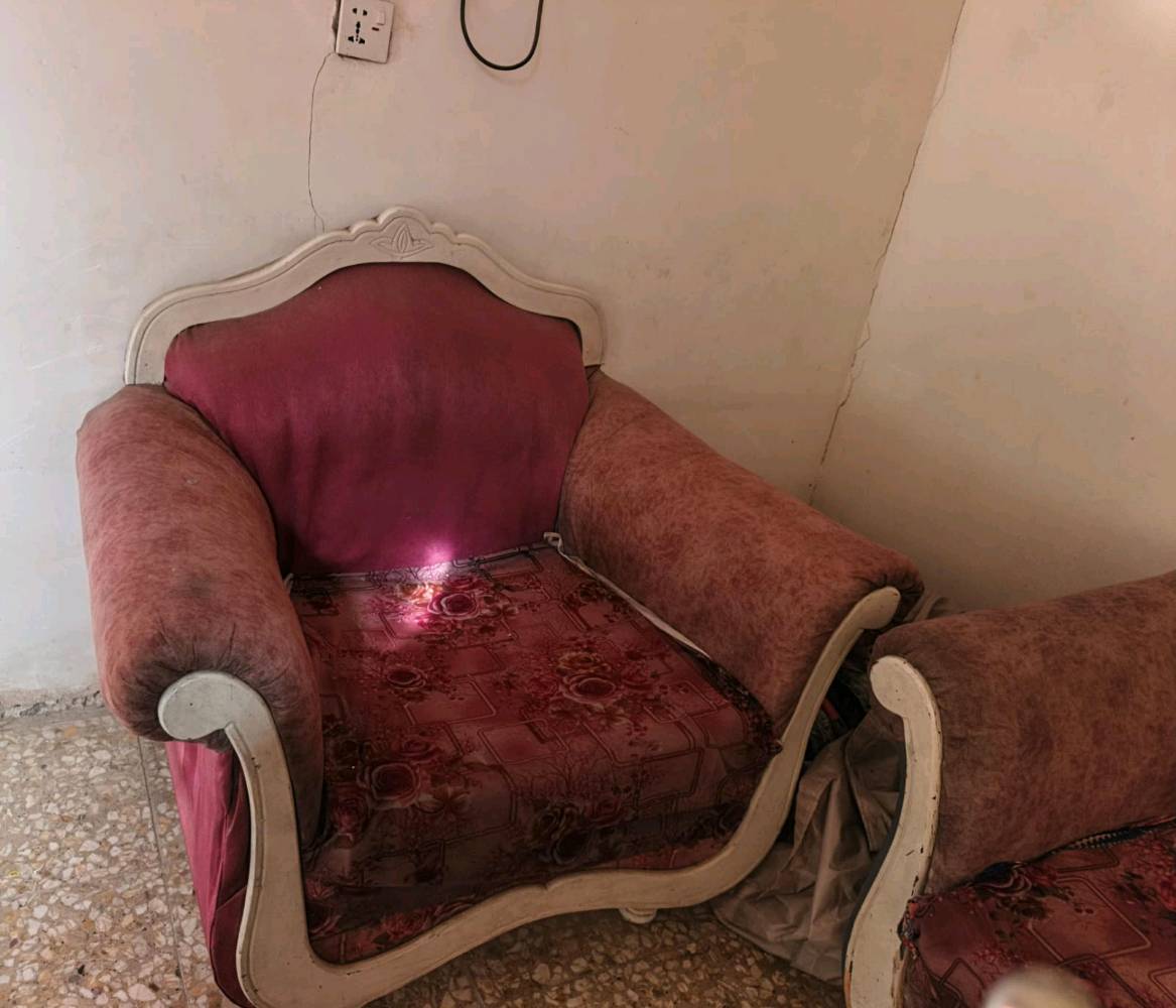 

مجموعة كنب تتكون من أريكة مقعد ثلاثي وكرسين مفردين. القماش ذو لون زهري مع نقوش ورد. الأرائك بحالة جيدة وتضفي جو دافئ إلى أي غرفة جلوس. التصميم يمتاز بموديل عملي ومريح للاستعمال اليومي.