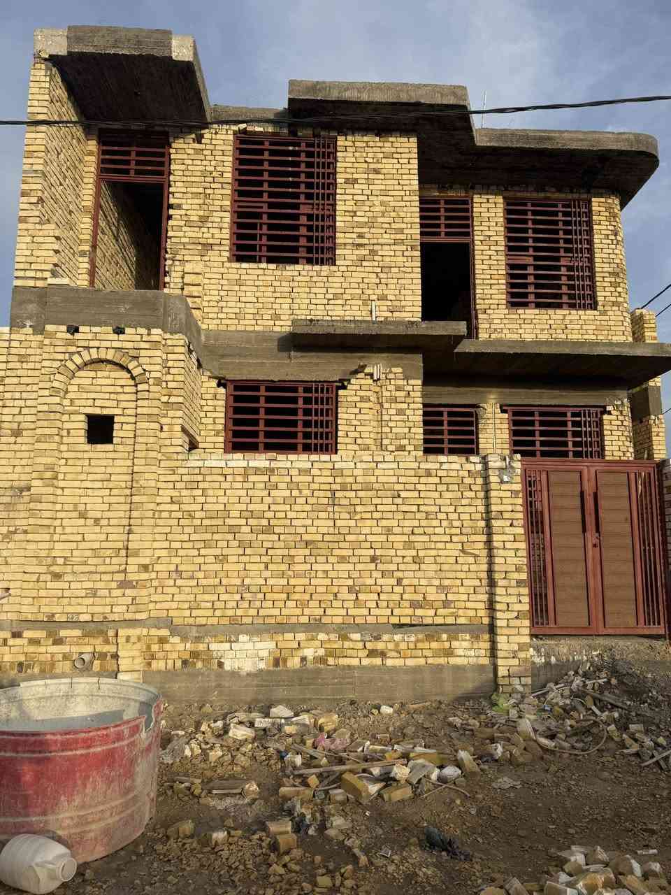 السلام عليكم (السعر مناسب جدا جدا )
هيكل للبيع طابو صرف مساحه 100 متر ركن مربع (10في 10)طابقين على شارع سادين (شارع 30) وشارع ثاني فرعي منطقه شويلي خلف دائرة صيانة الكهرباء خريطة مهندس يتكون من ثلاث غرف وصالتين  واستقبال ومطبخ وثلاث مجاميع صحية  دخلي وخارجي كامل صب الداخل والشبابيك والابواب (حديد مطعم بديل الخشب)والمجاري وبوري كهرباء وبروفايلات ديكور اناره 

الخدمات ( ماء وكهرباء ومجاري فقط باقي الشارع ما مصبوب )

بيع سريع وسعر مناسب جدا 

للاستفسار واتساب 

***********
