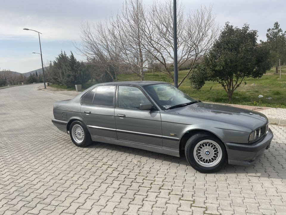 سڵاو لە هەموو لایەک بۆ فرۆشتن 525 تۆماتیک مۆدێل 1990 ئاڕمی سلێمانی بە شەرتی غرامە کامل بۆیاخە پێشی قرچێکی بوچکی هەیە شایەنی باس نیە ڕۆنی گێڕ و مەکینەی تازەیە پلاک و نۆزلیشی تازەیە کامل سێرڤسی بۆ کراوە بێ تەقە و ڕەقەیە سعری 46$ معامەلە 
ژ.م *********** 
شوێن سلێمانی
